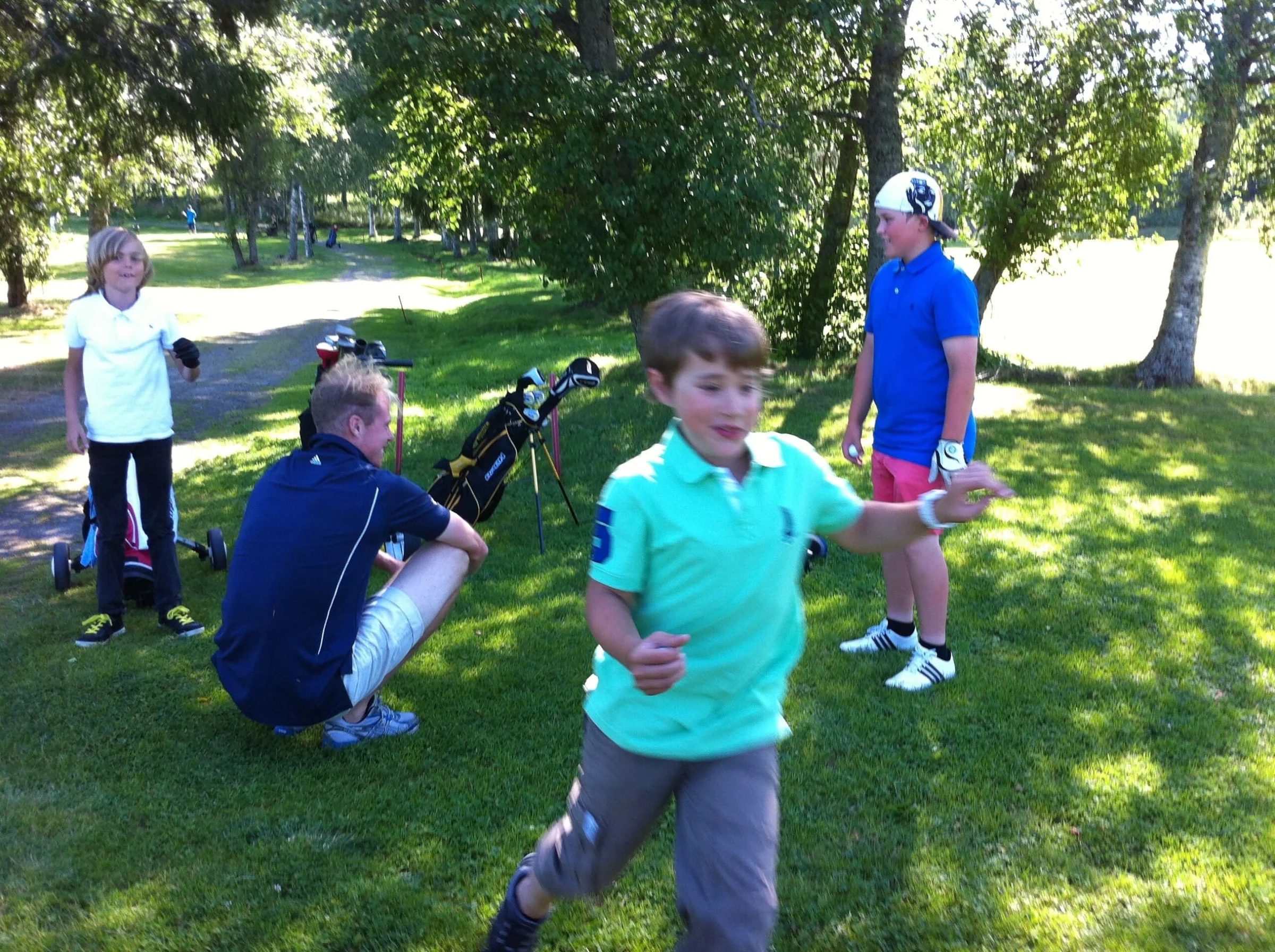 William Wennman och Hugo Selin håller Tobias sysselsatt.