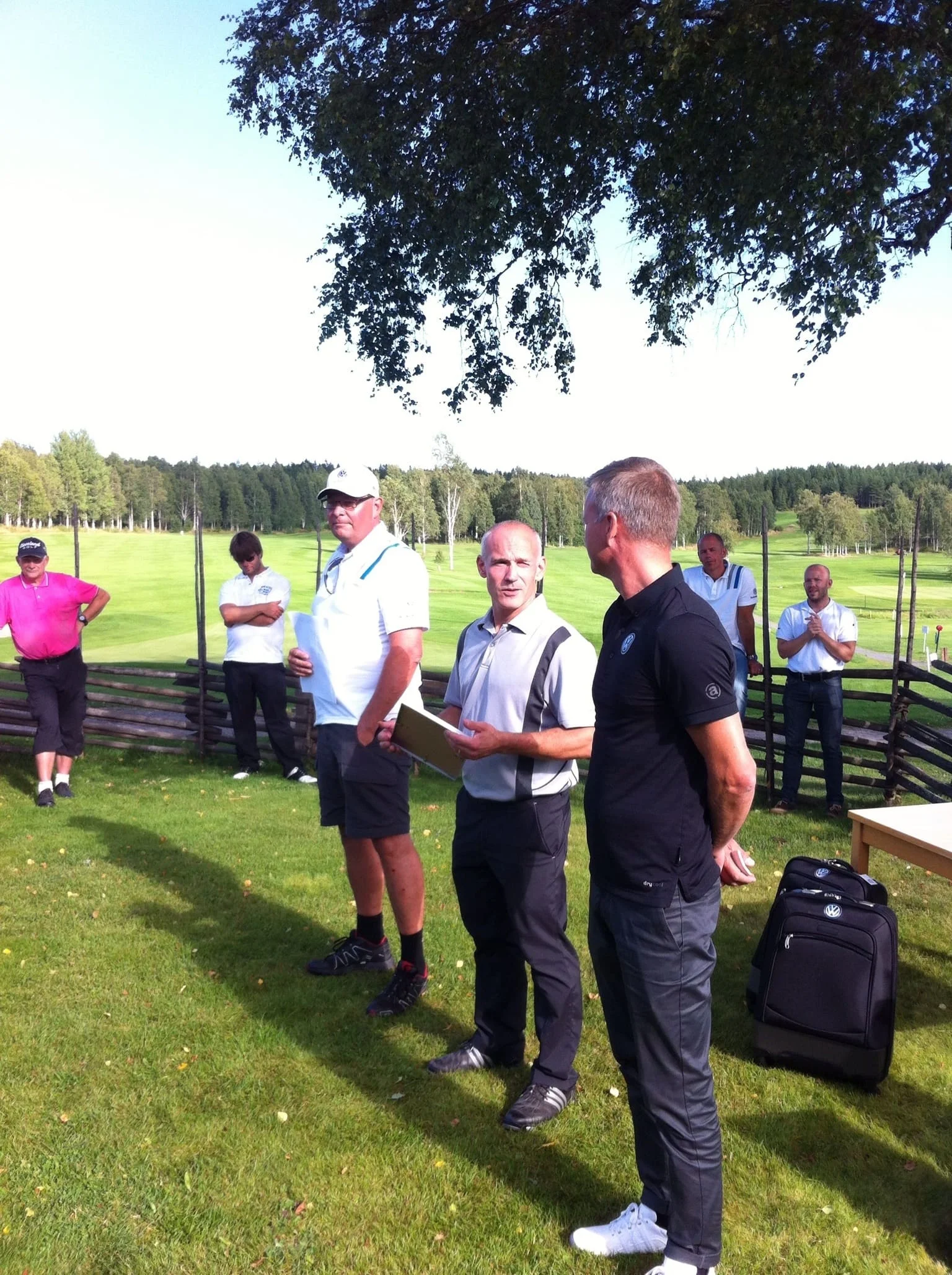 Mats Hägglöf och Mats Hult gratulerar Martin Pettersson