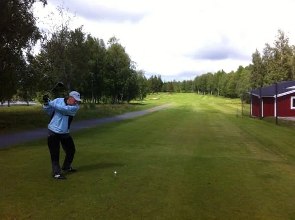 Tore Gidlund slår premiärslaget i PGT. Mitt i fairway!