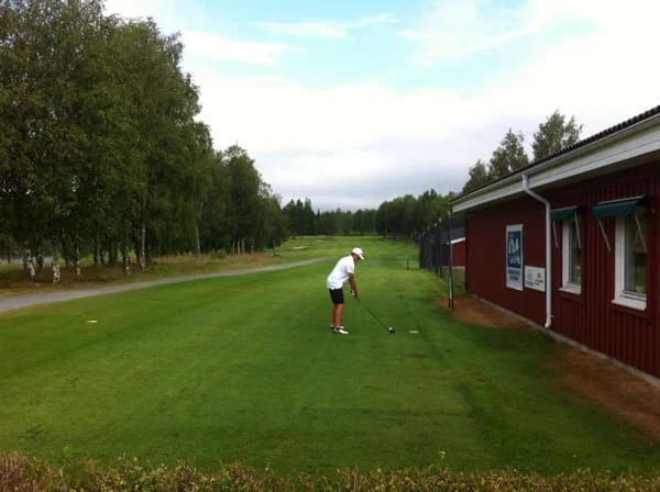 Matti slår öppningsdriven.