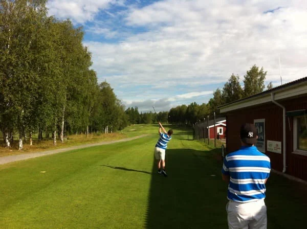 Magnus Eriksson, Veckefjärden, slår ut på hål 1.