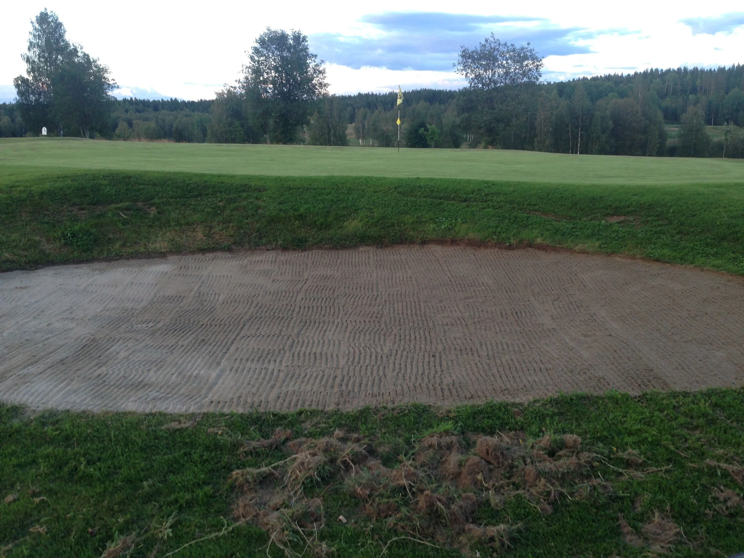 Vänstra bunkern på 17 har skurits.