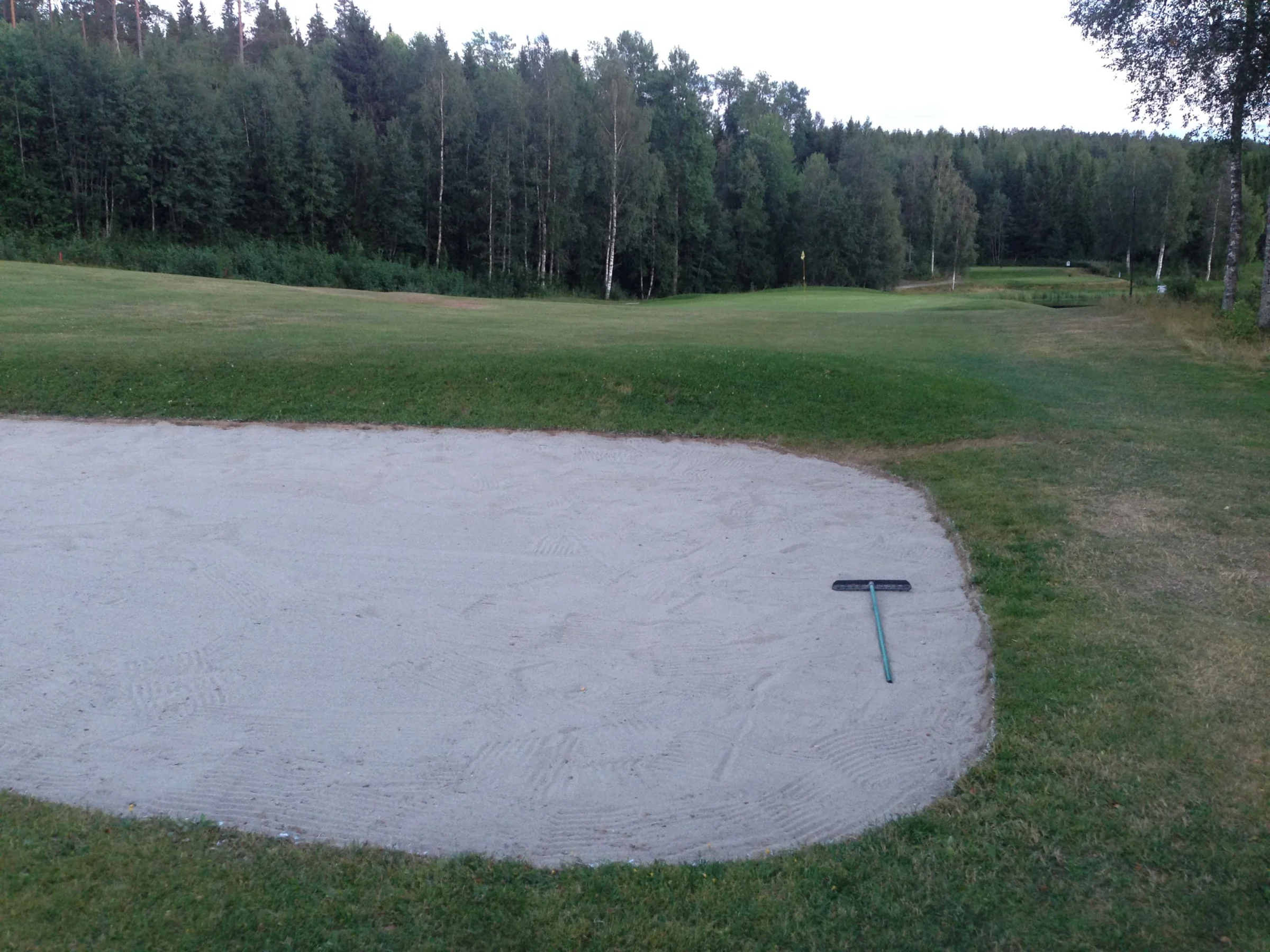 Fairwaybunkern på 11 har fått ett rejält lyft.