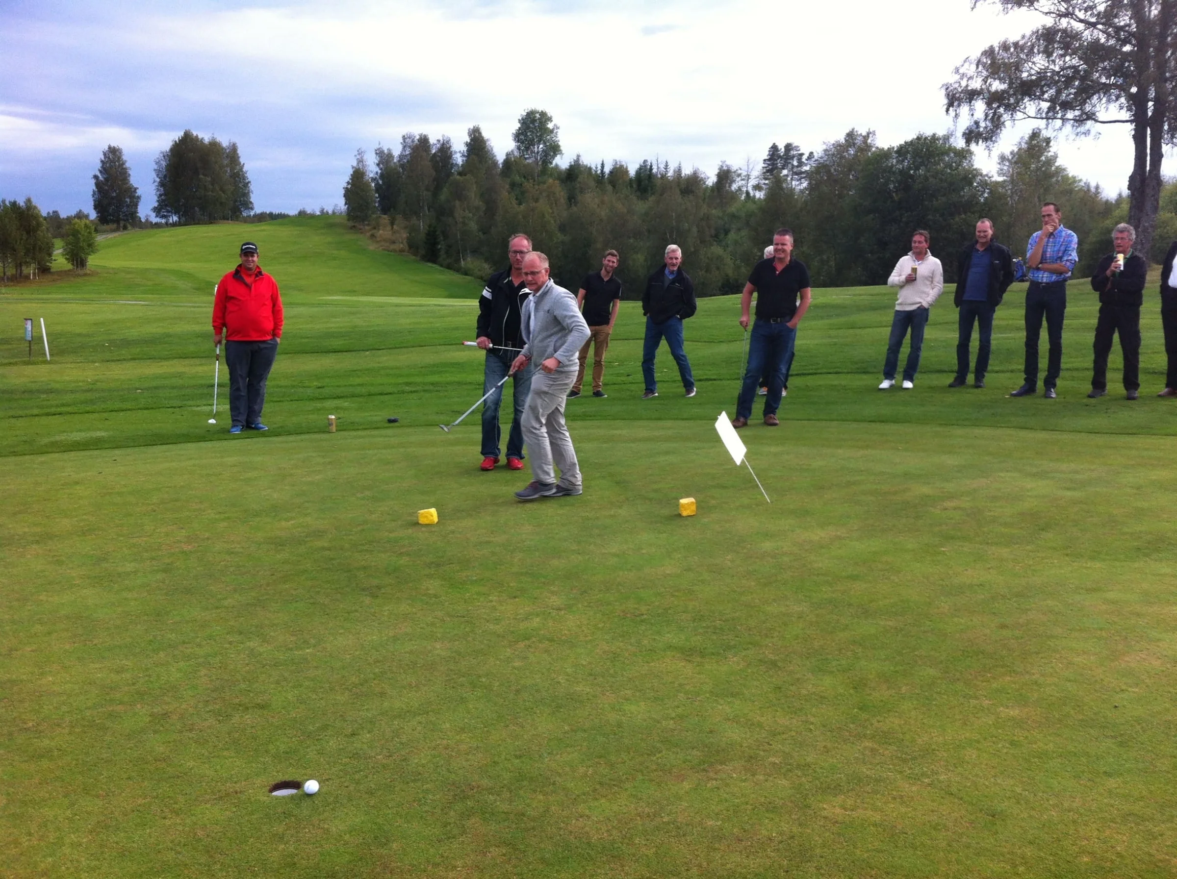 Fredrik Hellström sänkte första putten och var så här nära i andra omgången.