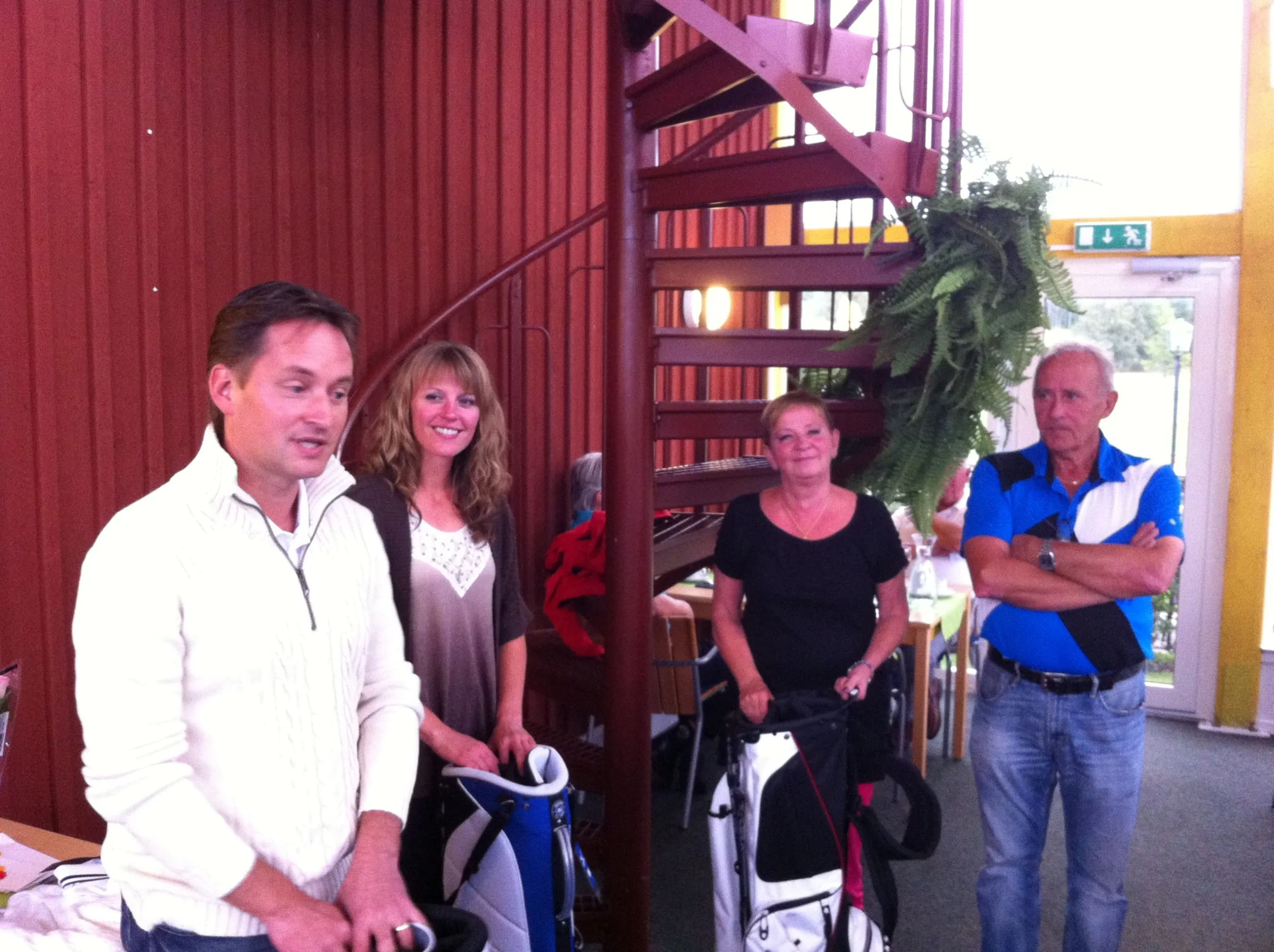 Vinnarna Christian, Mindy och Britta får priser av Stefan Mattfolk.