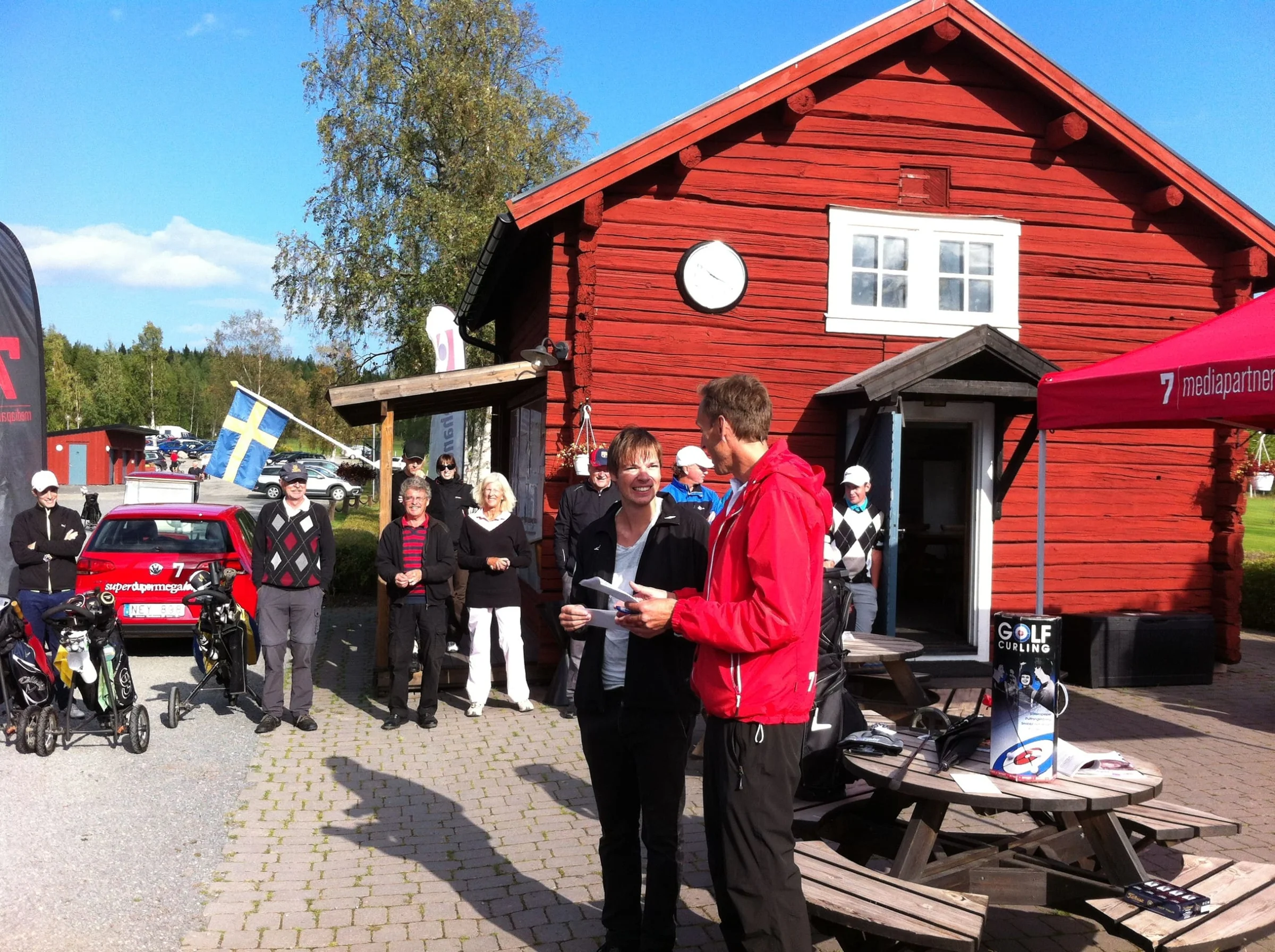 Vinnaren Albin Eglund får pris av 7:ans Fredrik Holmgren.