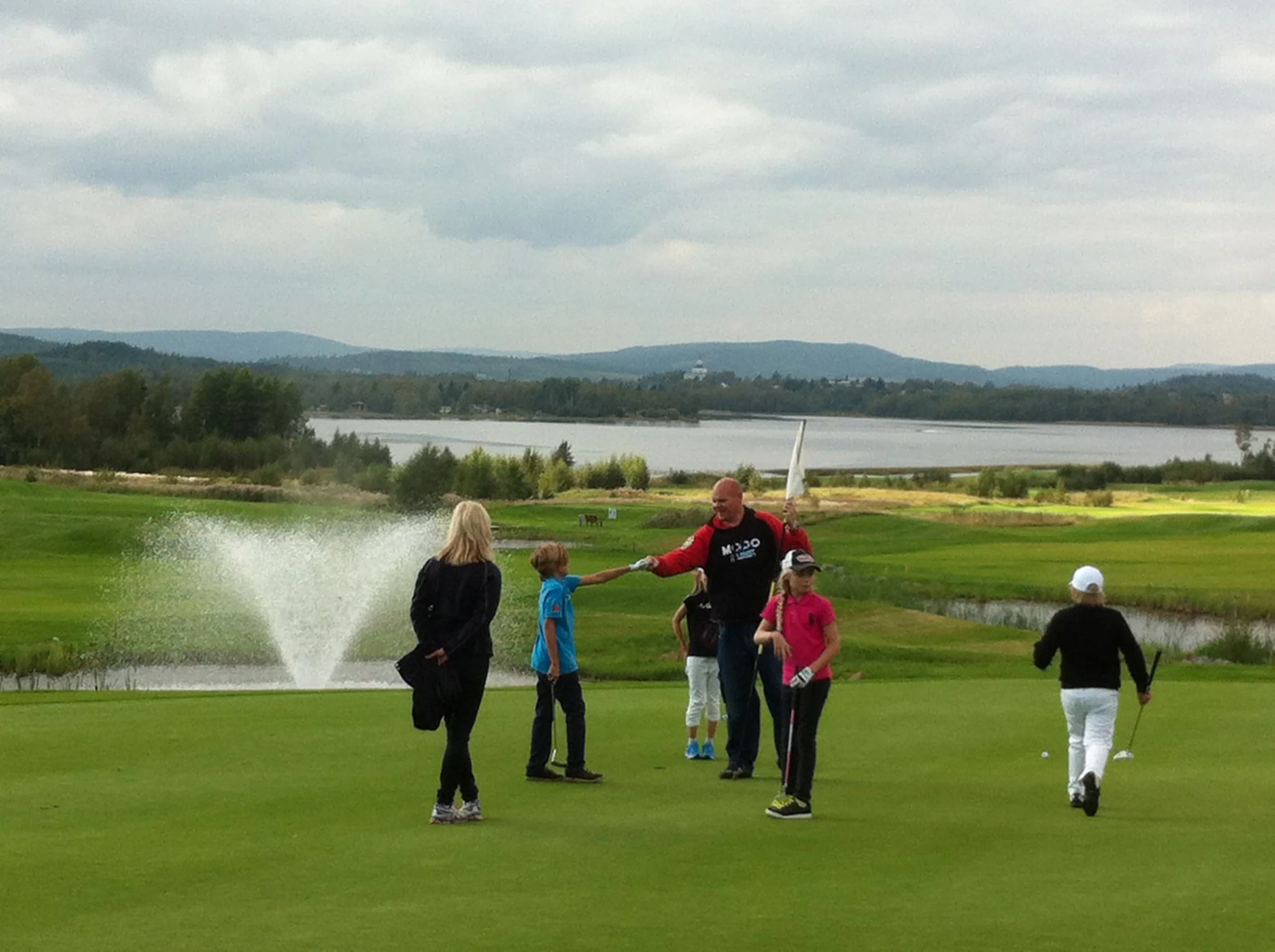 Adam Tjernström får en segernäve av Niclas Flarke efter att ha sänkt en 7-metersputt på sista och nionde hålet.