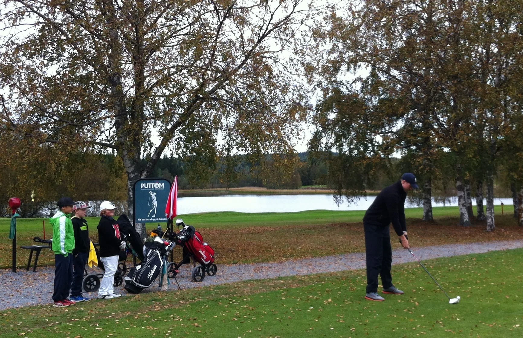 Calle, Andreas och Noach förväntar sig en lång drive av Tobias.