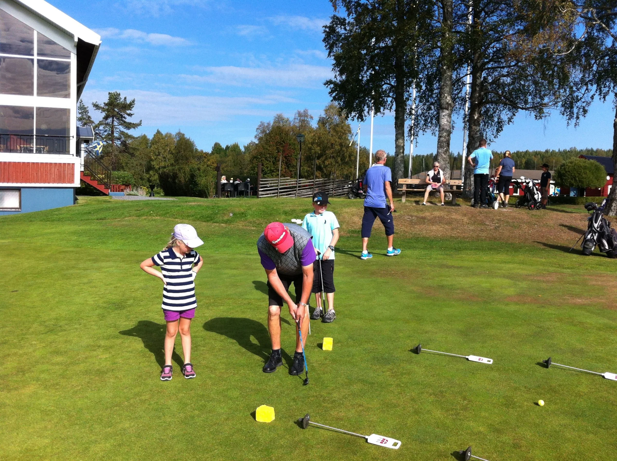 "Snaggen" Westberg visar barnbarnet Ella Nordström hur man gör...