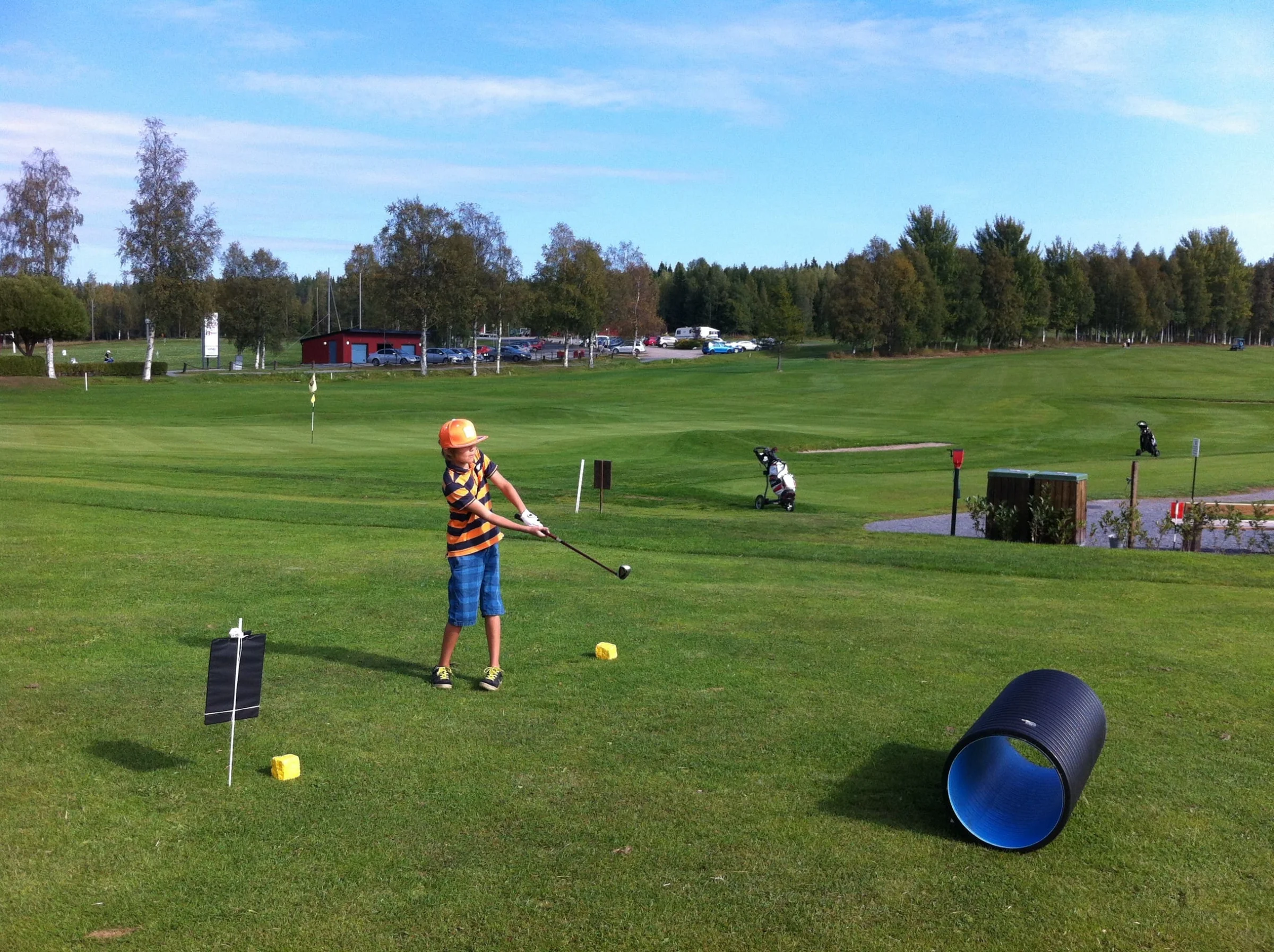 Adam Tjernström chippar.