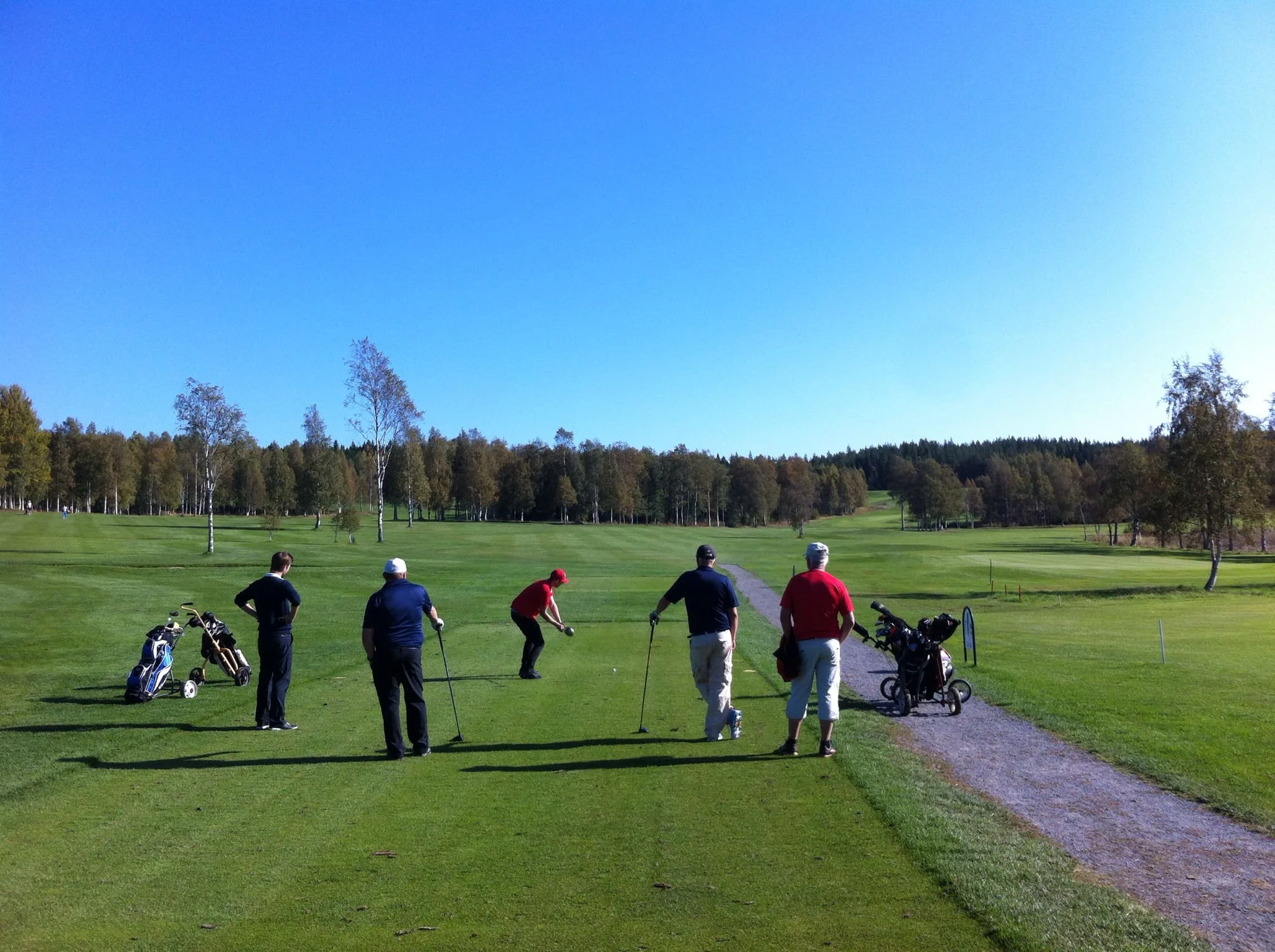 Tobias laddar på hål 10.