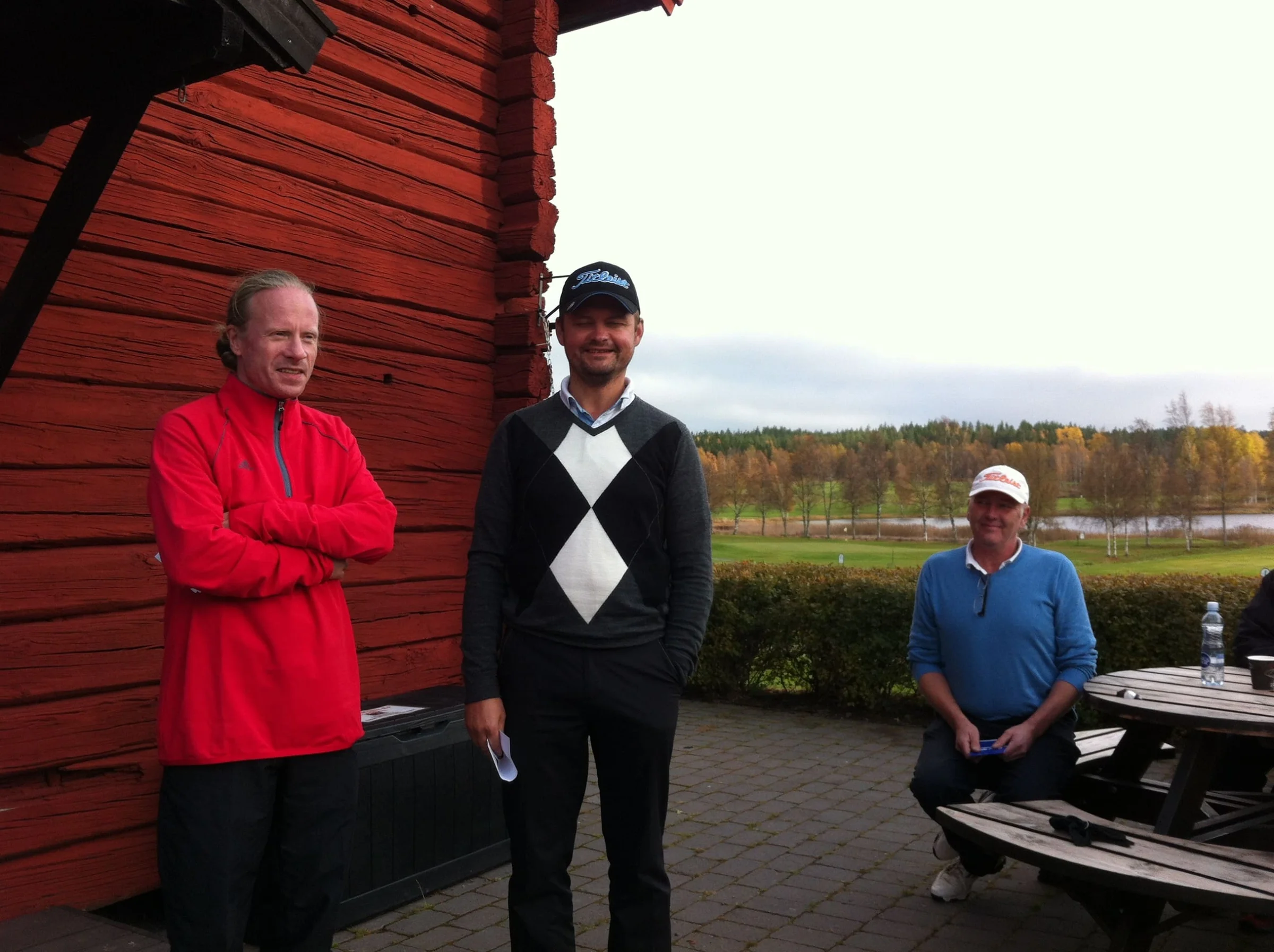 Rolf Nordstrand och Thomas Löfdahl håller tacktal och tack bl.a. tävlingssponsorn Delete, representerad av Peter Grandlund t.h. i bild.