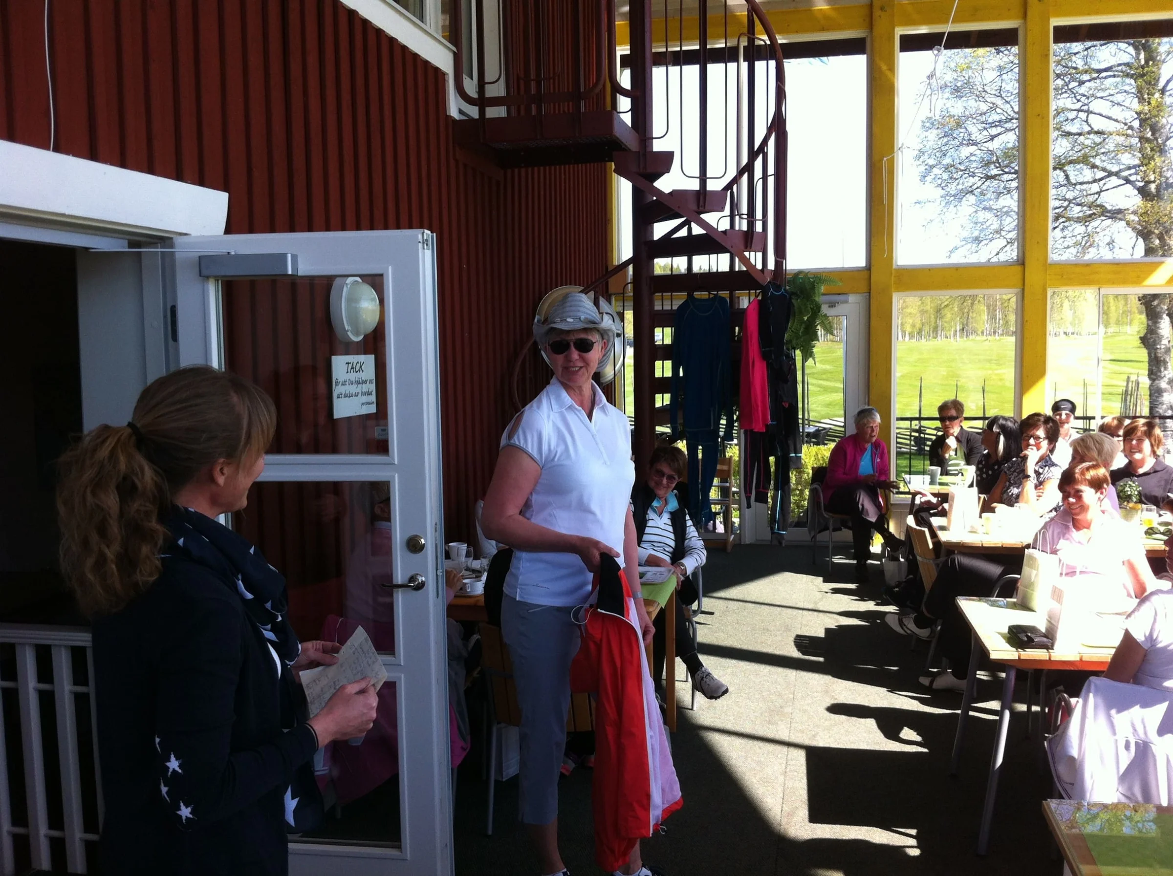 Birgitta Åström i kaxig outfit.