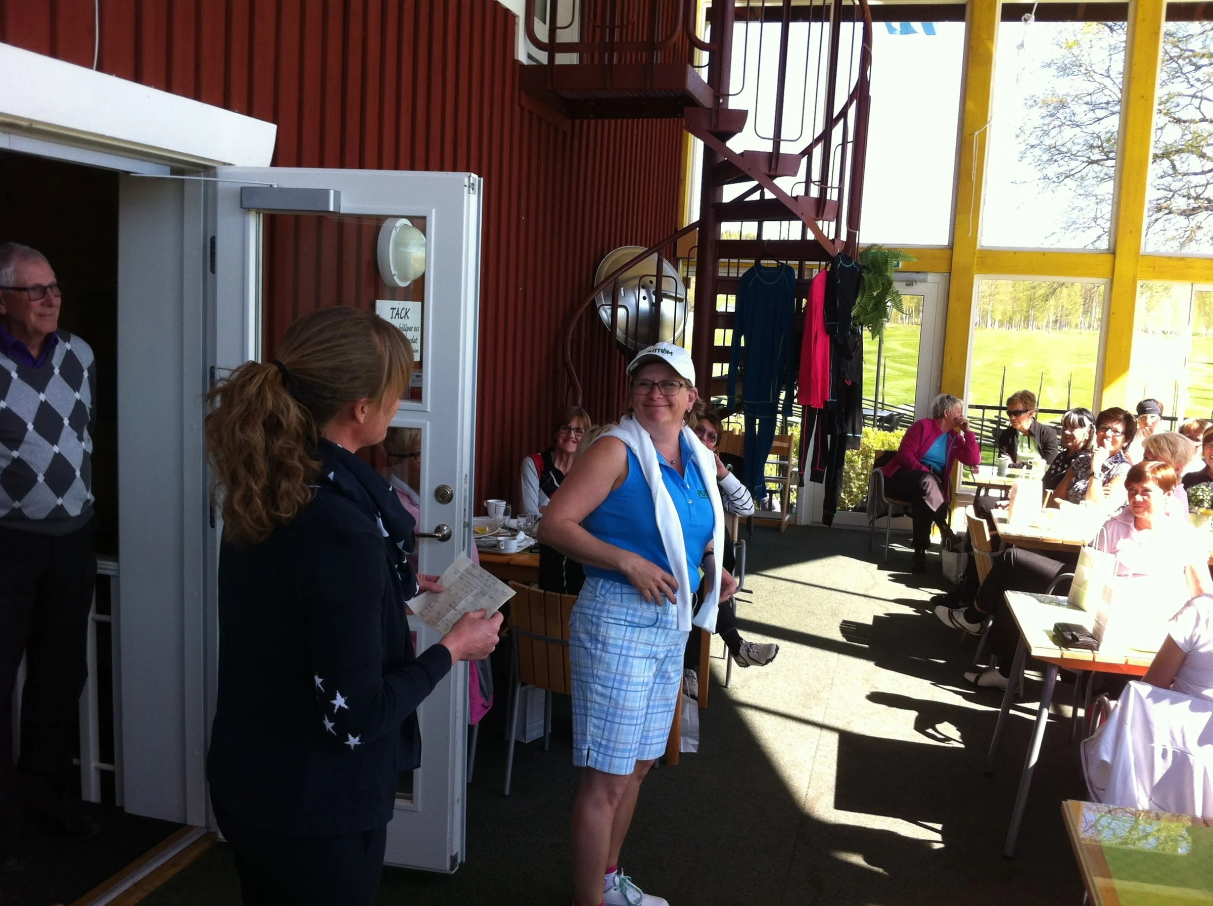 Mindy Mattfolk visar upp nya kläder på Åsa Bergström.