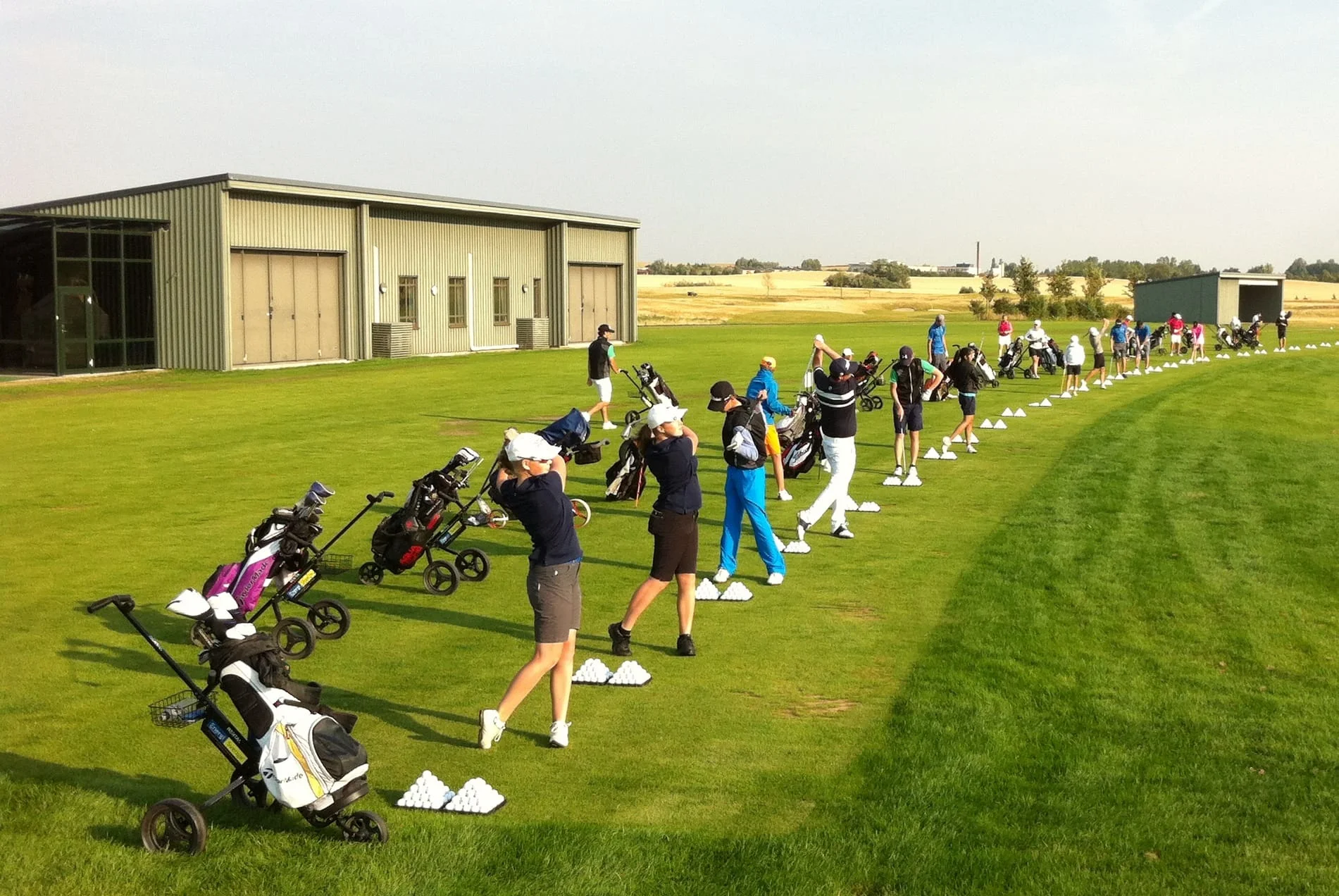 Elin, Emelie och Filip river pyramider