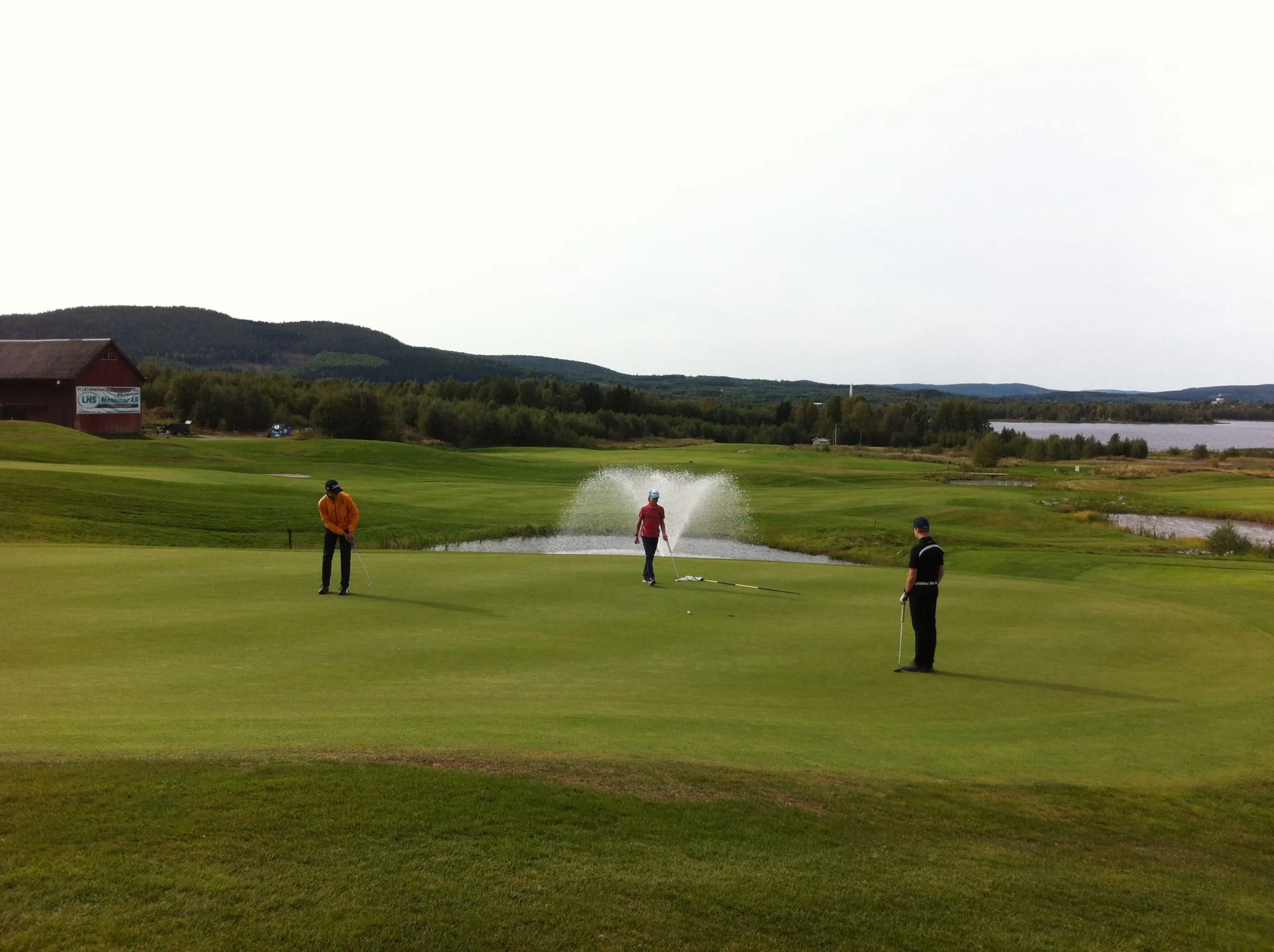 Filip Moberg puttar för birdie på nian.