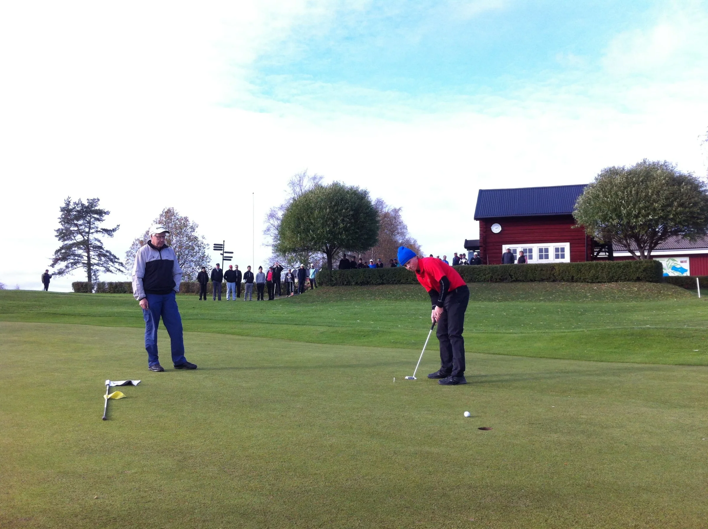 Martin Lindgrens putt på väg i särspelsputtningen om närmast hål-priset.