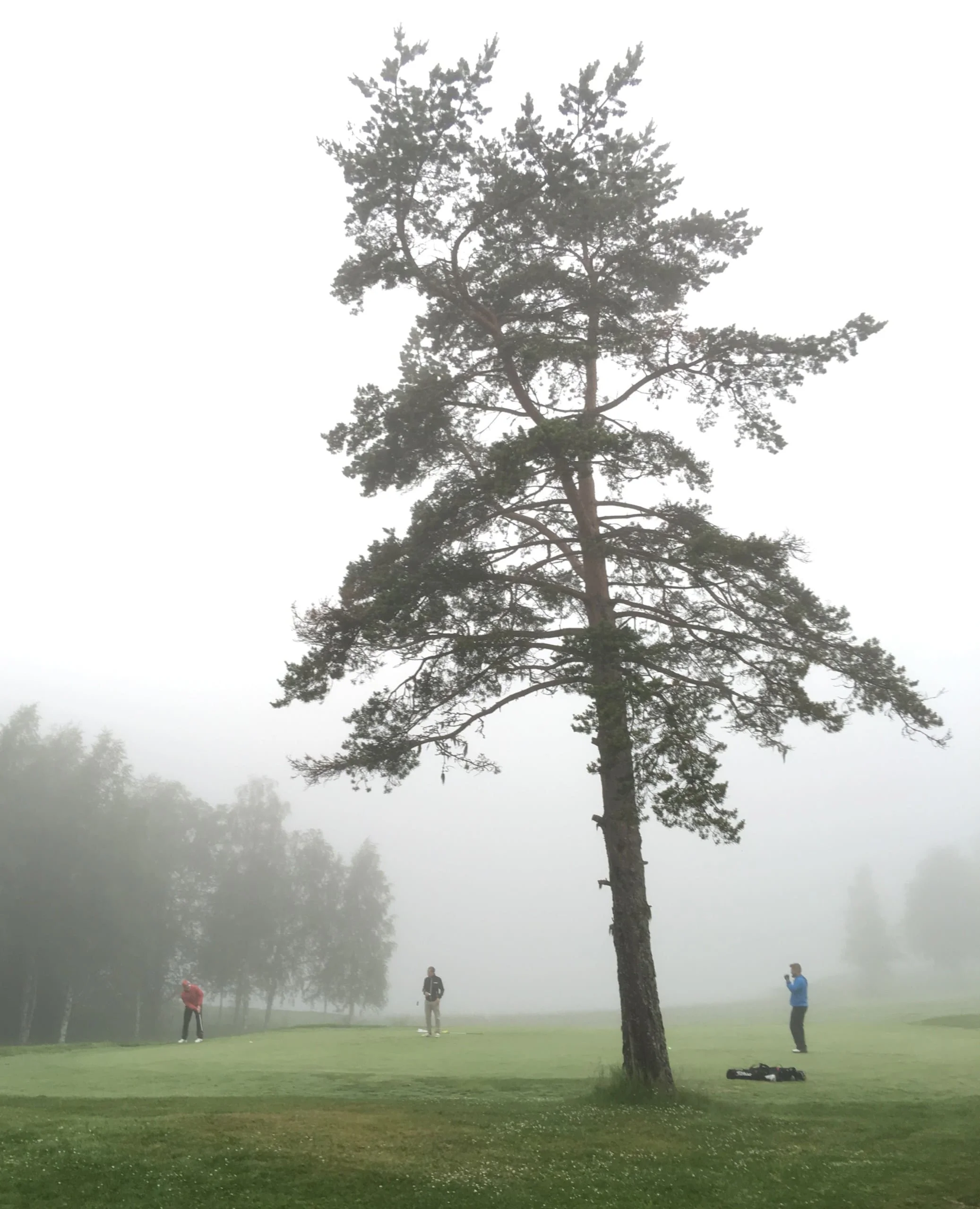 Martin Lindgren gör birdie på hål 4.