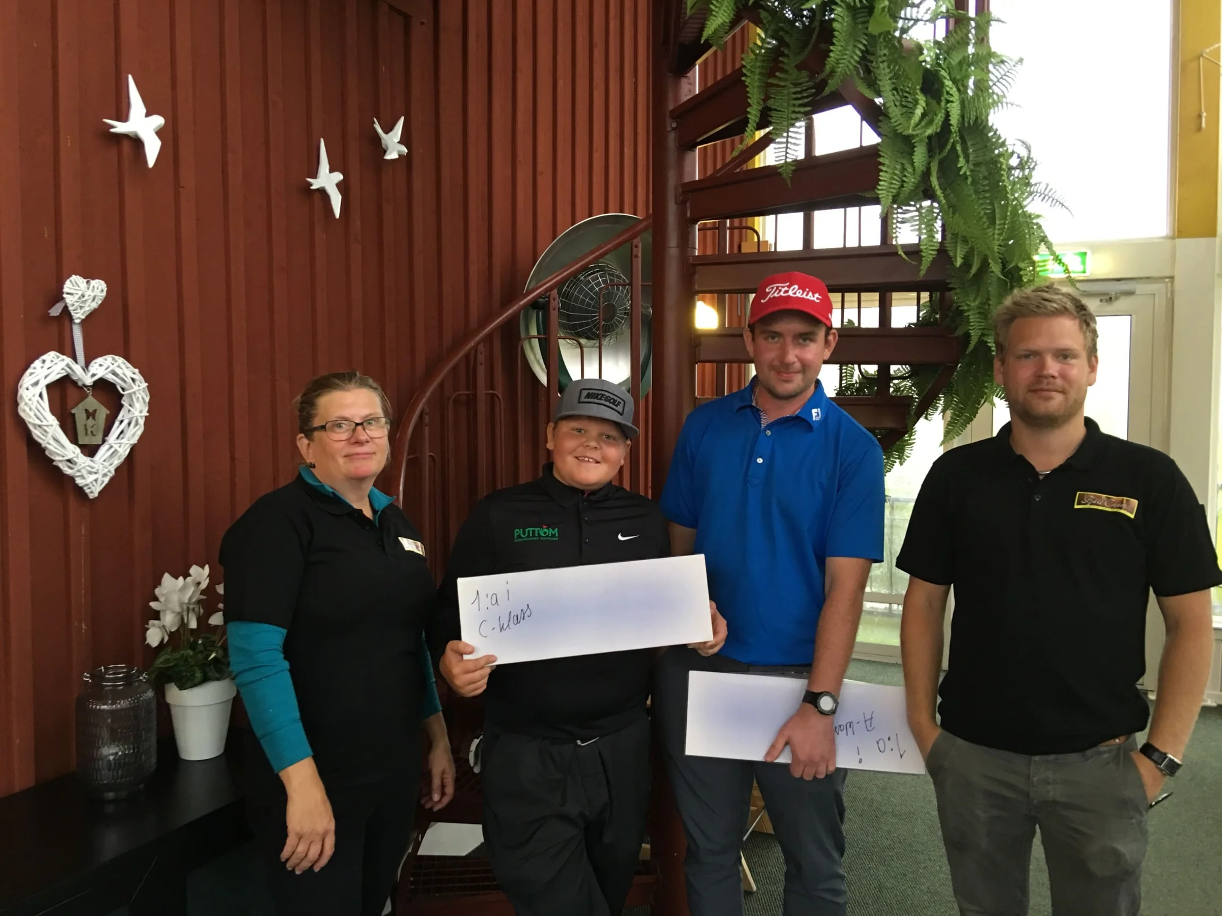 Åsa och Thomas Bergström med två av vinnarna, från vänster: Noach Flarke och William Domeij