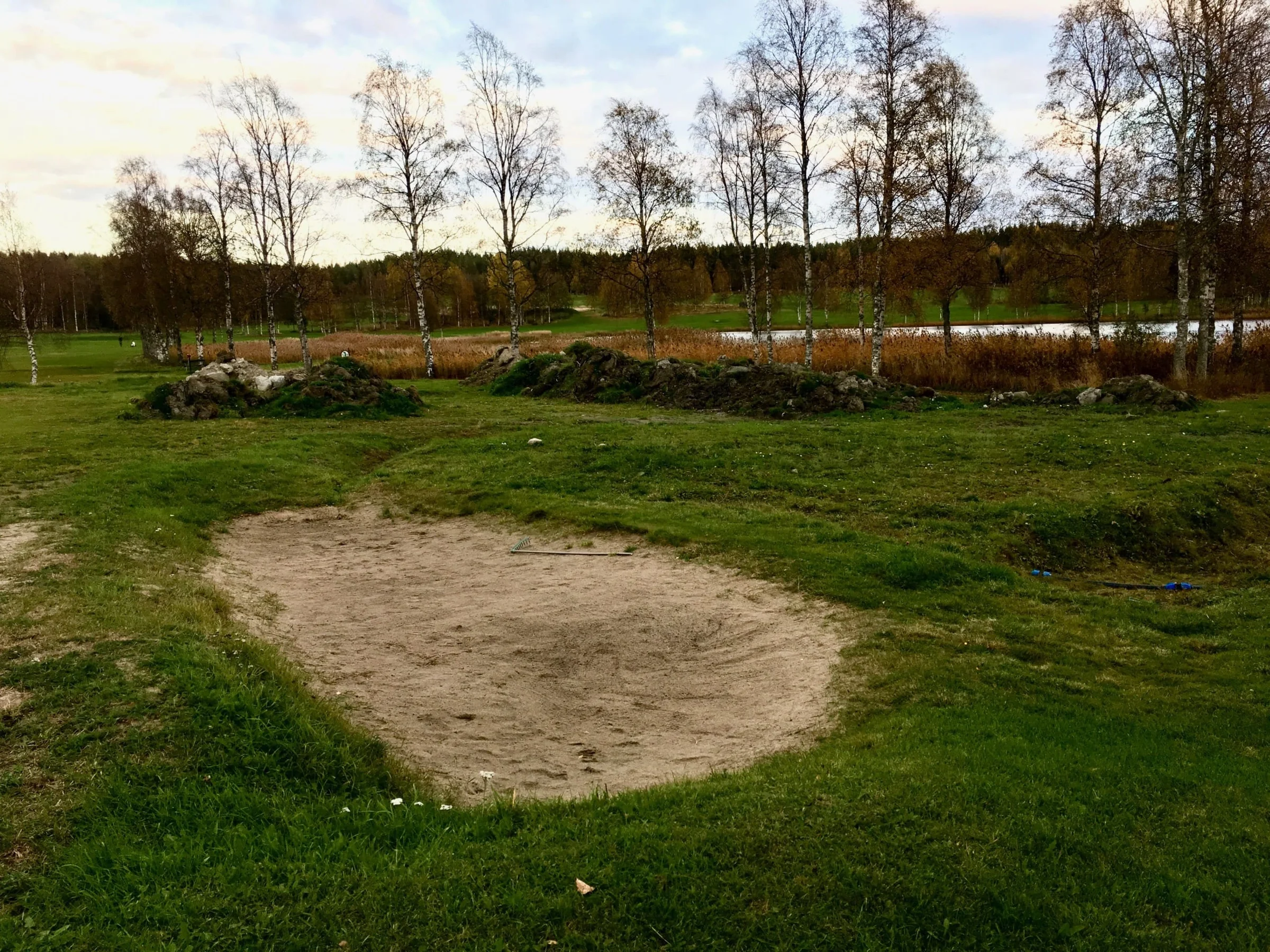 Övningsområdet kommer förlängas och en green för inspelsträning kommer byggas. Även träningsbunkrar kommer ordnas. 